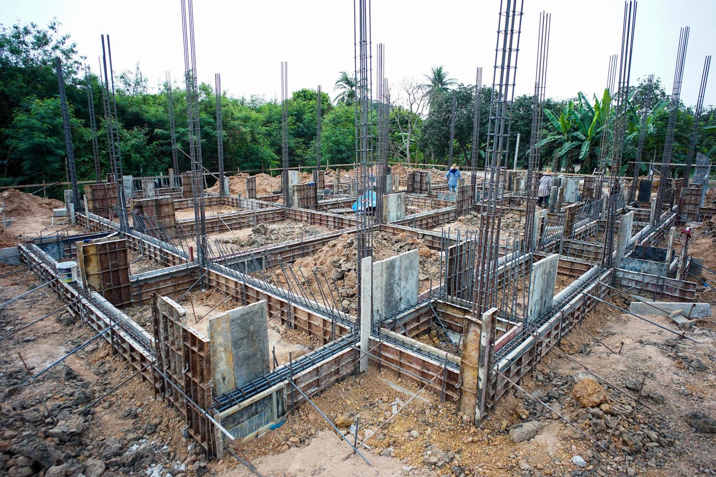 Paysage de maison en chantier avec armature en acier photo