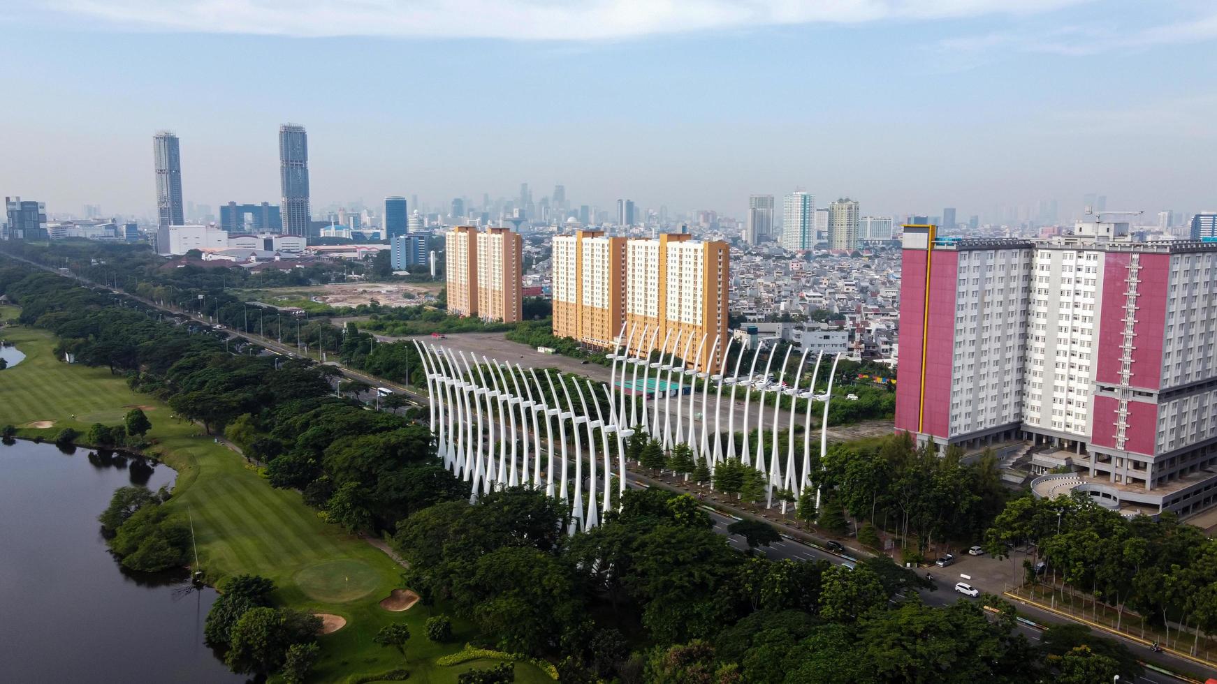 Jakarta, Indonésie 2021- vue aérienne de l'autoroute le matin et des bâtiments photo