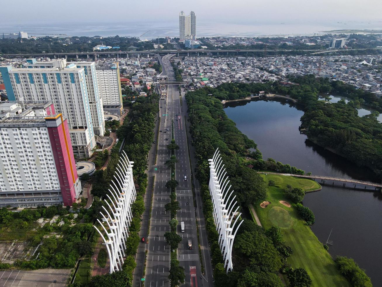 Jakarta, Indonésie 2021- vue aérienne de l'autoroute le matin et des bâtiments photo