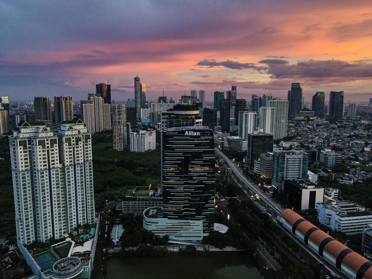 Jakarta, Indonésie 2021- vue aérienne du coucher du soleil dans les gratte-ciel de la ville de Jakarta photo