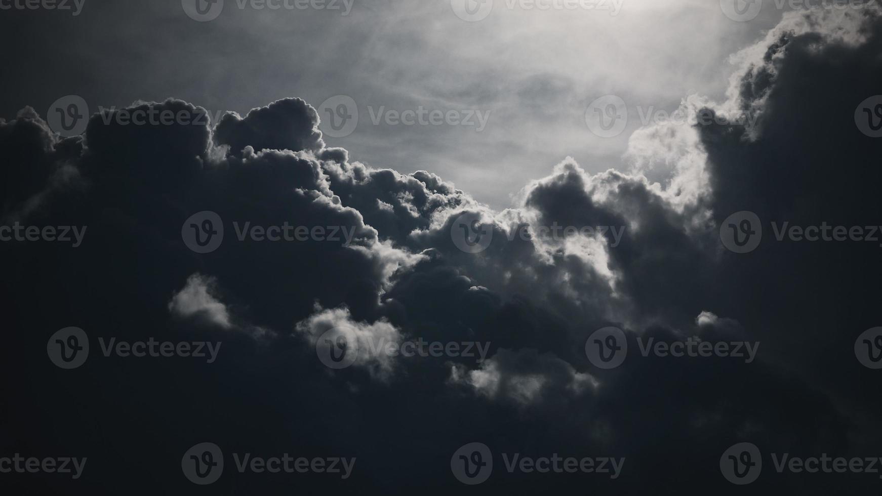 foncé orageux ciel avec le Soleil au dessus tonitruant des nuages photo