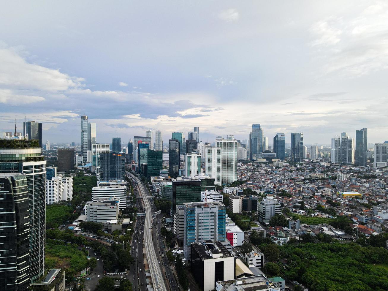 Jakarta, Indonésie 2021- vue aérienne de l'intersection de l'autoroute et des bâtiments de la ville de Jakarta photo