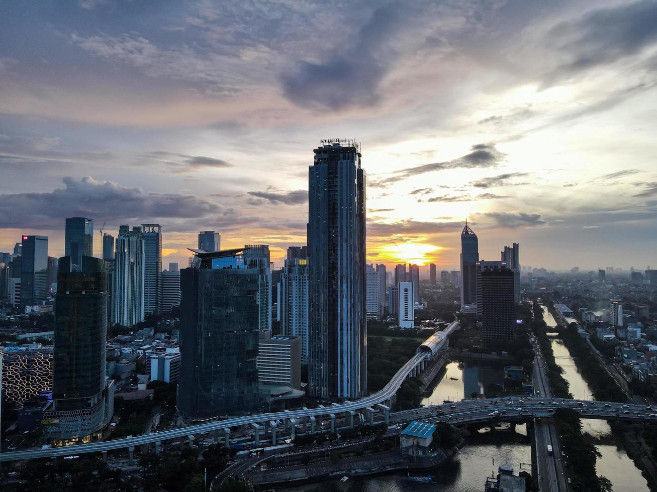 Jakarta, Indonésie 2021- vue aérienne du coucher du soleil dans les gratte-ciel de Jakarta photo