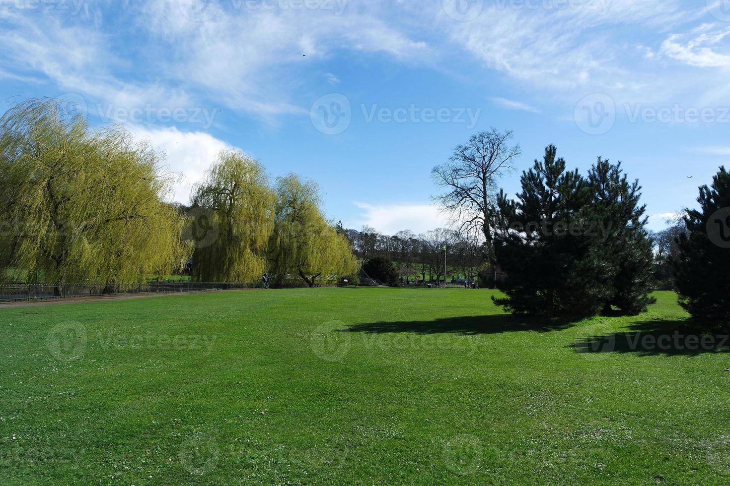 faible angle vue de local Publique parc et magnifique des arbres une clair et du froid journée de 22-mars-2023 à luton ville de Angleterre Royaume-Uni. photo