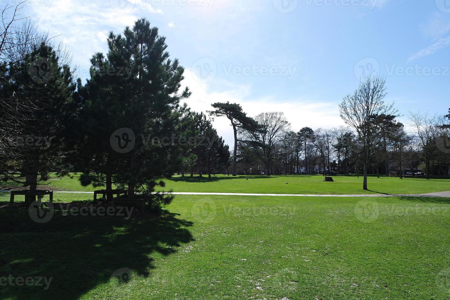 faible angle vue de local Publique parc et magnifique des arbres une clair et du froid journée de 22-mars-2023 à luton ville de Angleterre Royaume-Uni. photo