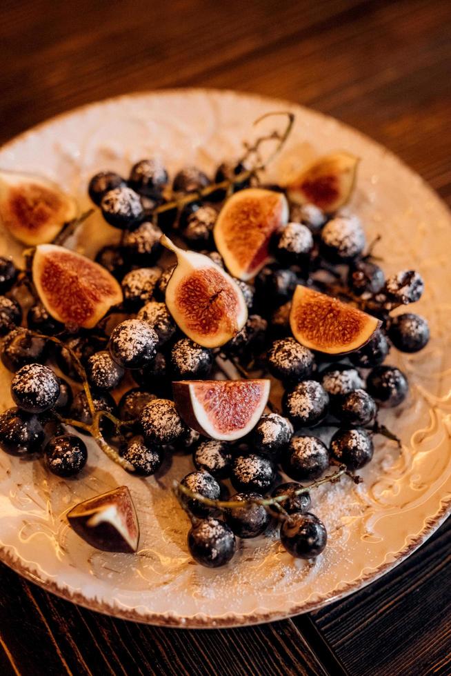 assiette de buffet avec une variété de fruits photo