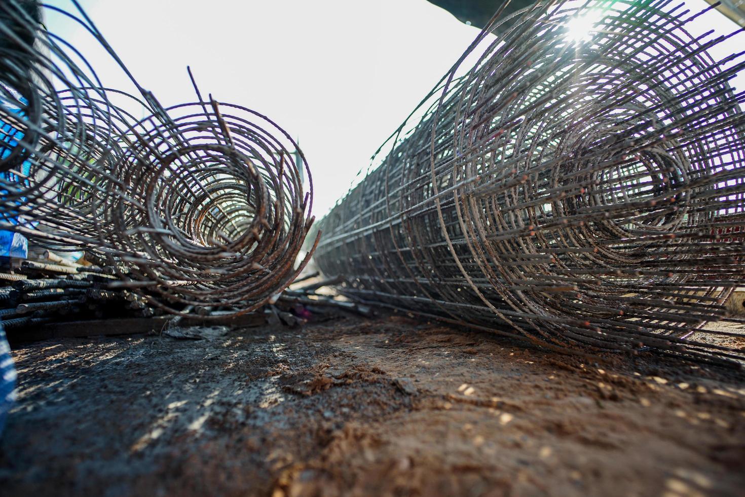 rouleaux de treillis métallique sur le chantier photo