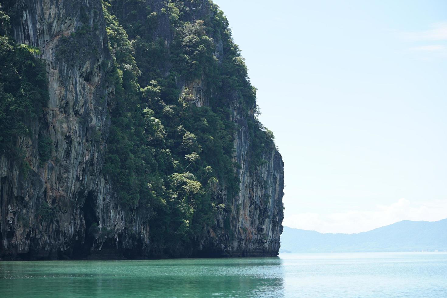 paysage marin avec des arbres poussent de la falaise de la montagne par une journée ensoleillée photo