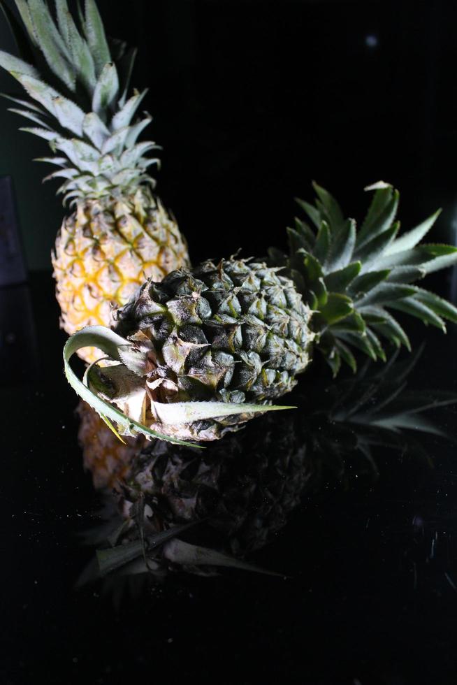 ananas fruit isolé sur noir Contexte avec réflexion dans ses ombre. photo