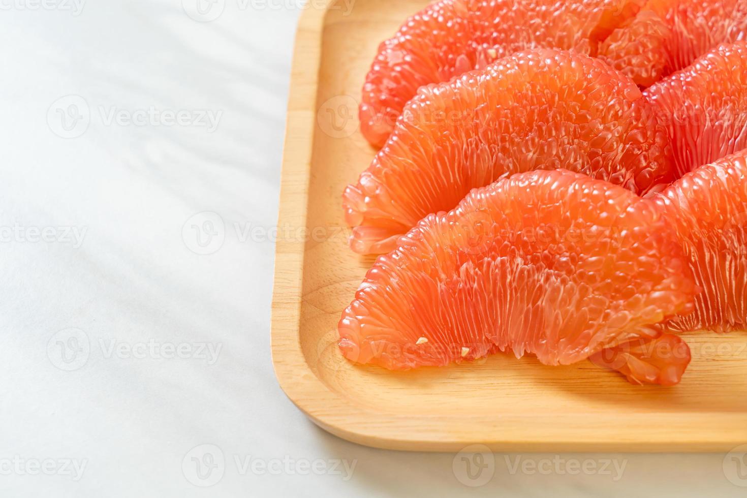 pomelo rouge frais ou pamplemousse photo