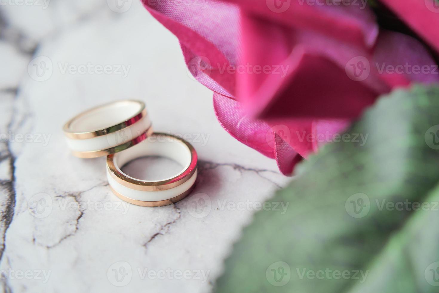 bague de mariage dans une boîte sur fond de bois photo