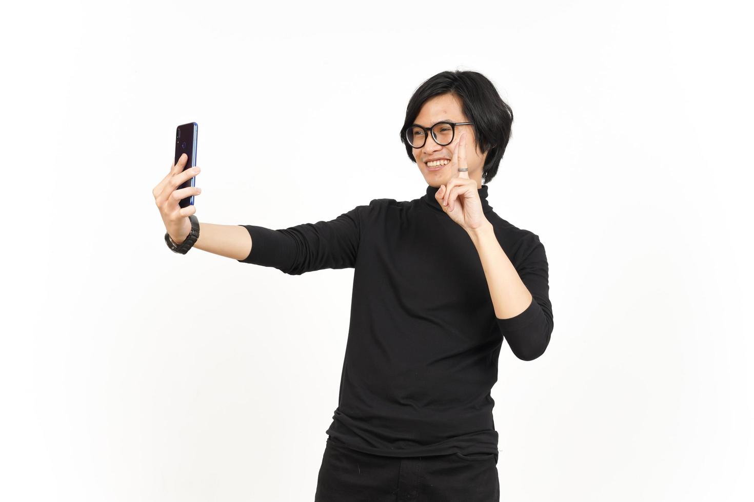 prendre une selfie en utilisant téléphone intelligent de Beau asiatique homme isolé sur blanc Contexte photo