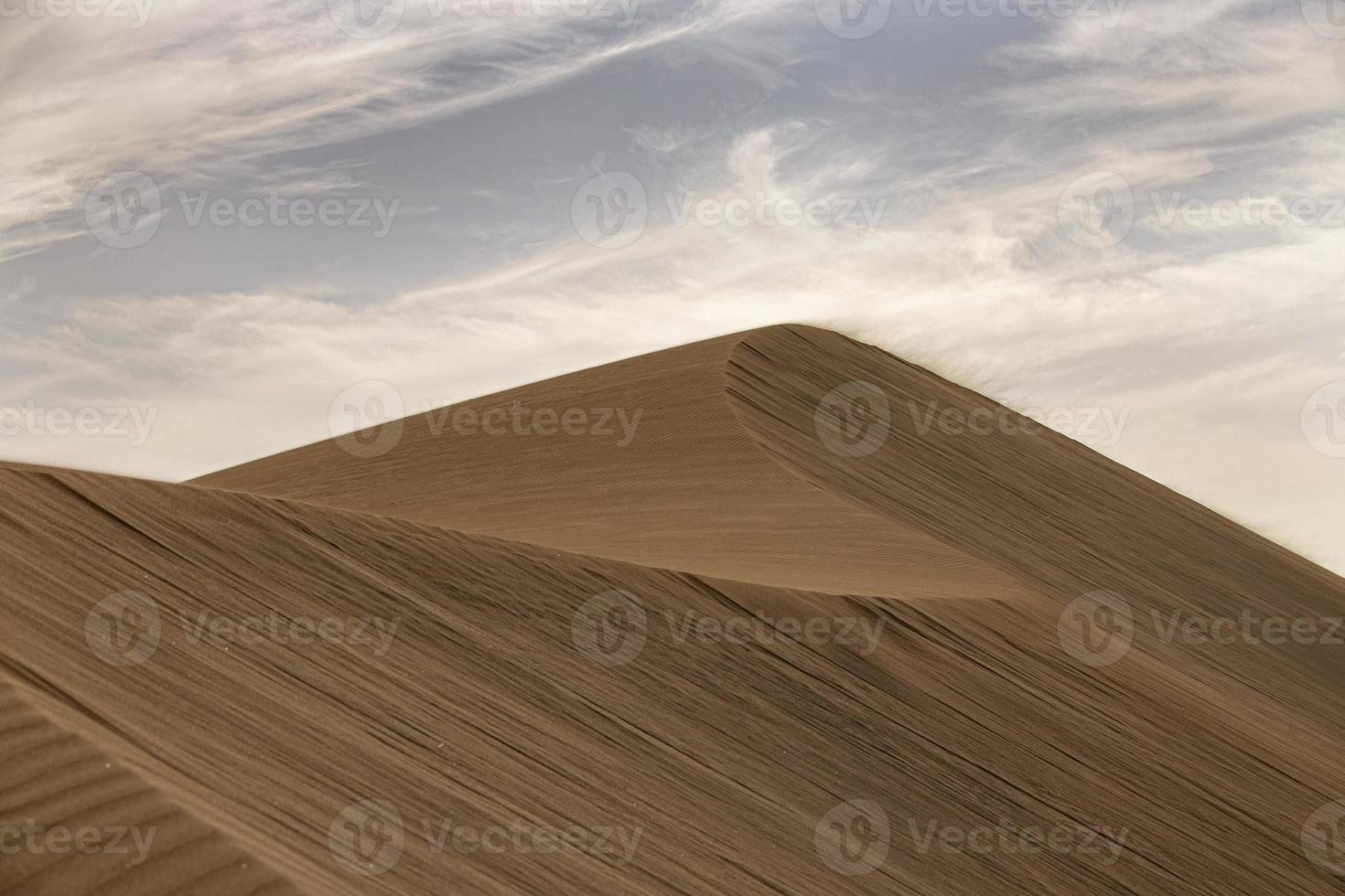 été désert paysage sur une chaud ensoleillé journée de maspalomas dunes sur le Espagnol île de gran Canaria photo