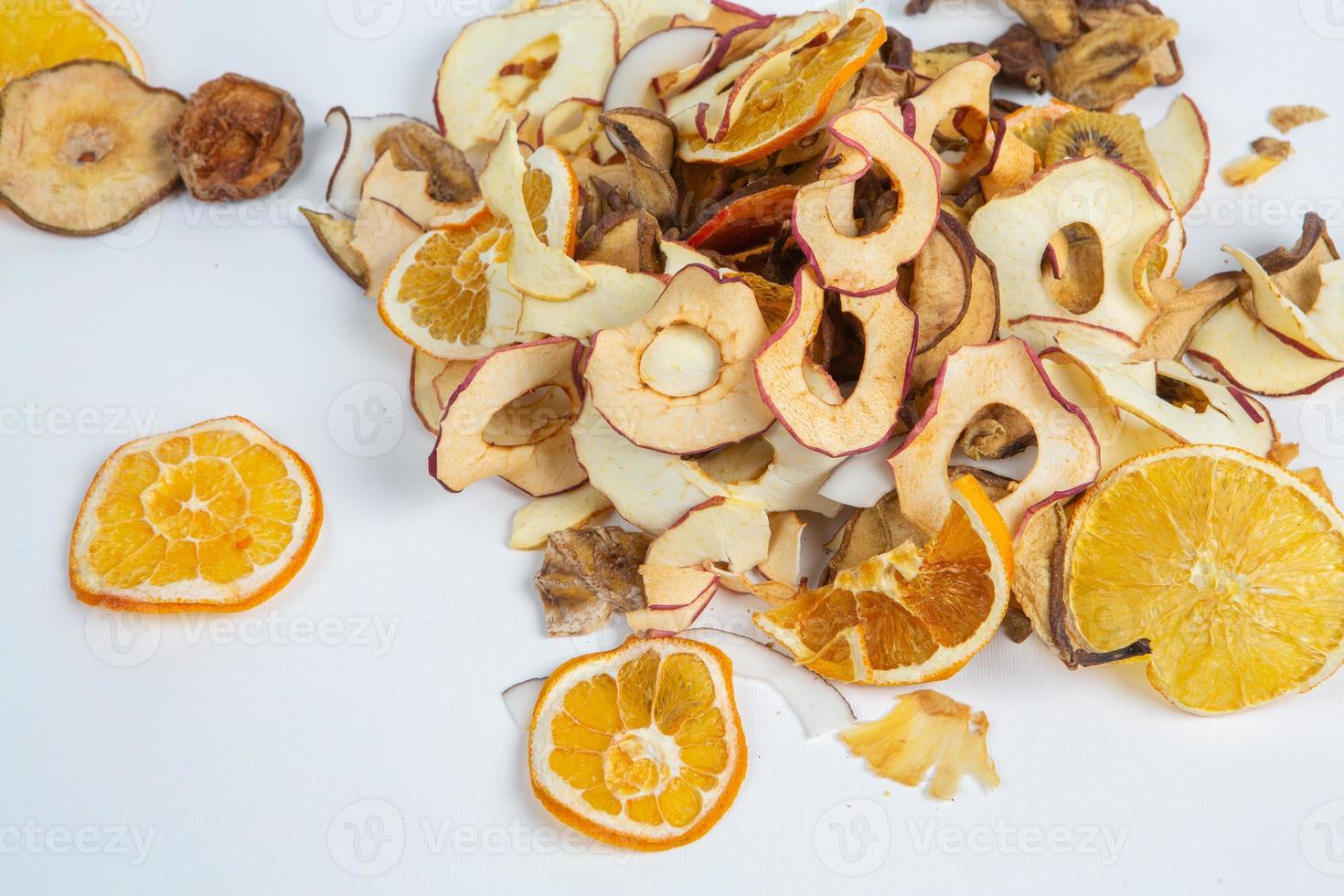 séché des fruits isolé sur blanc Contexte. en bonne santé en mangeant concept. Haut voir. en bonne santé végétarien nourriture concept. séché fruit puces. photo