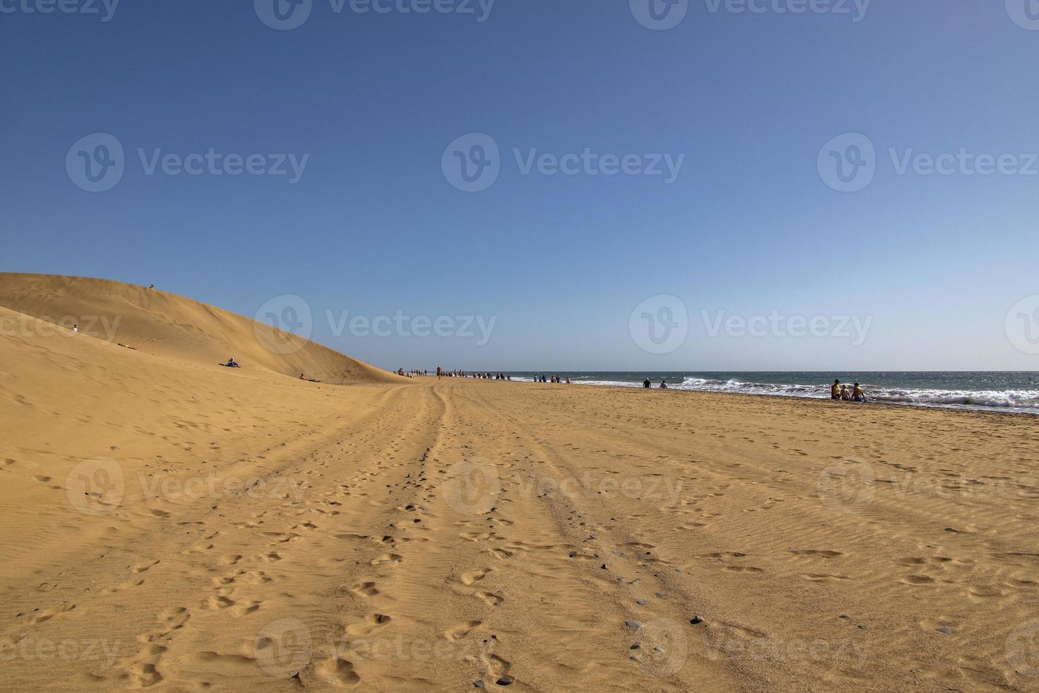 été désert paysage sur une chaud ensoleillé journée de maspalomas dunes sur le Espagnol île de gran Canaria photo