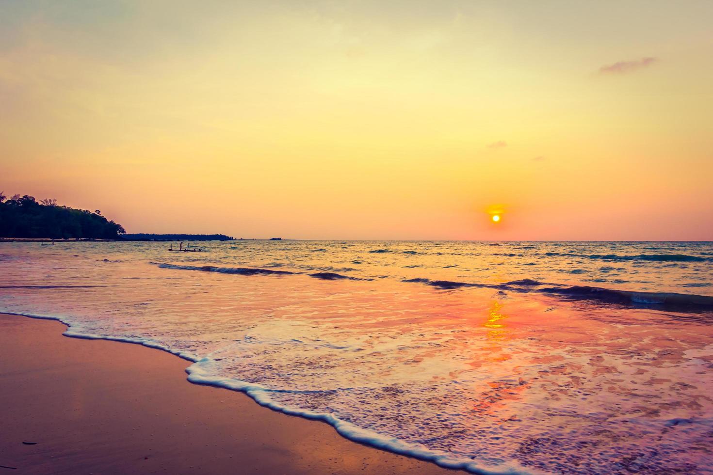 coucher de soleil sur la plage photo