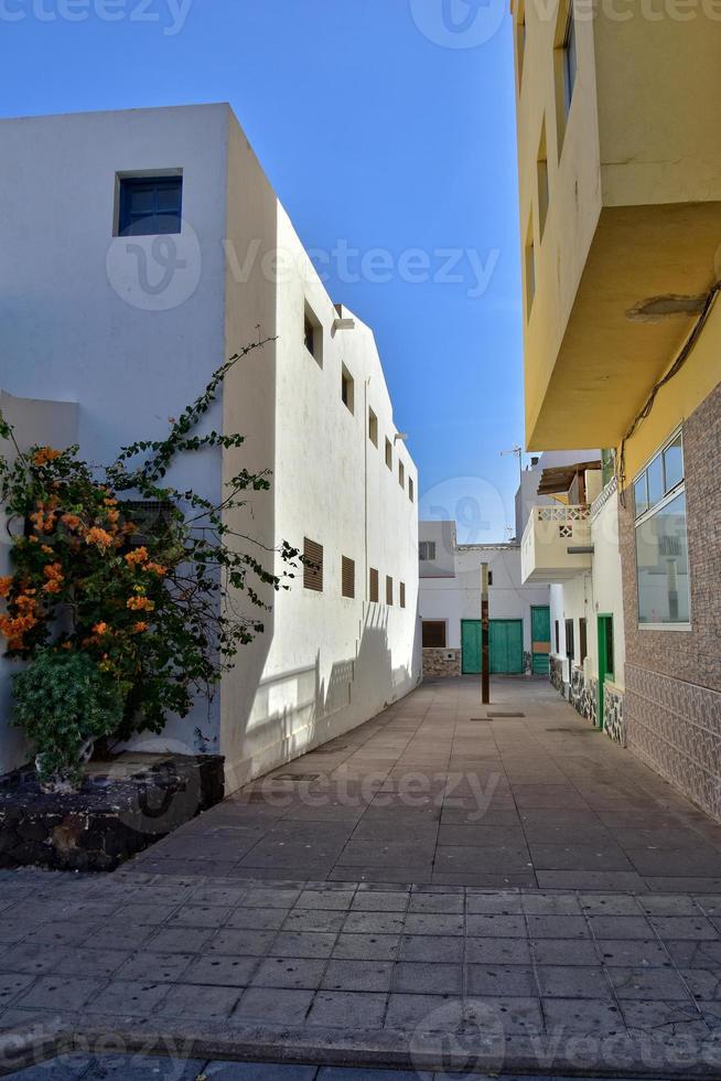 ville de corralejo sur le Espagnol canari île fuerteventura sur une chaud vacances journée photo