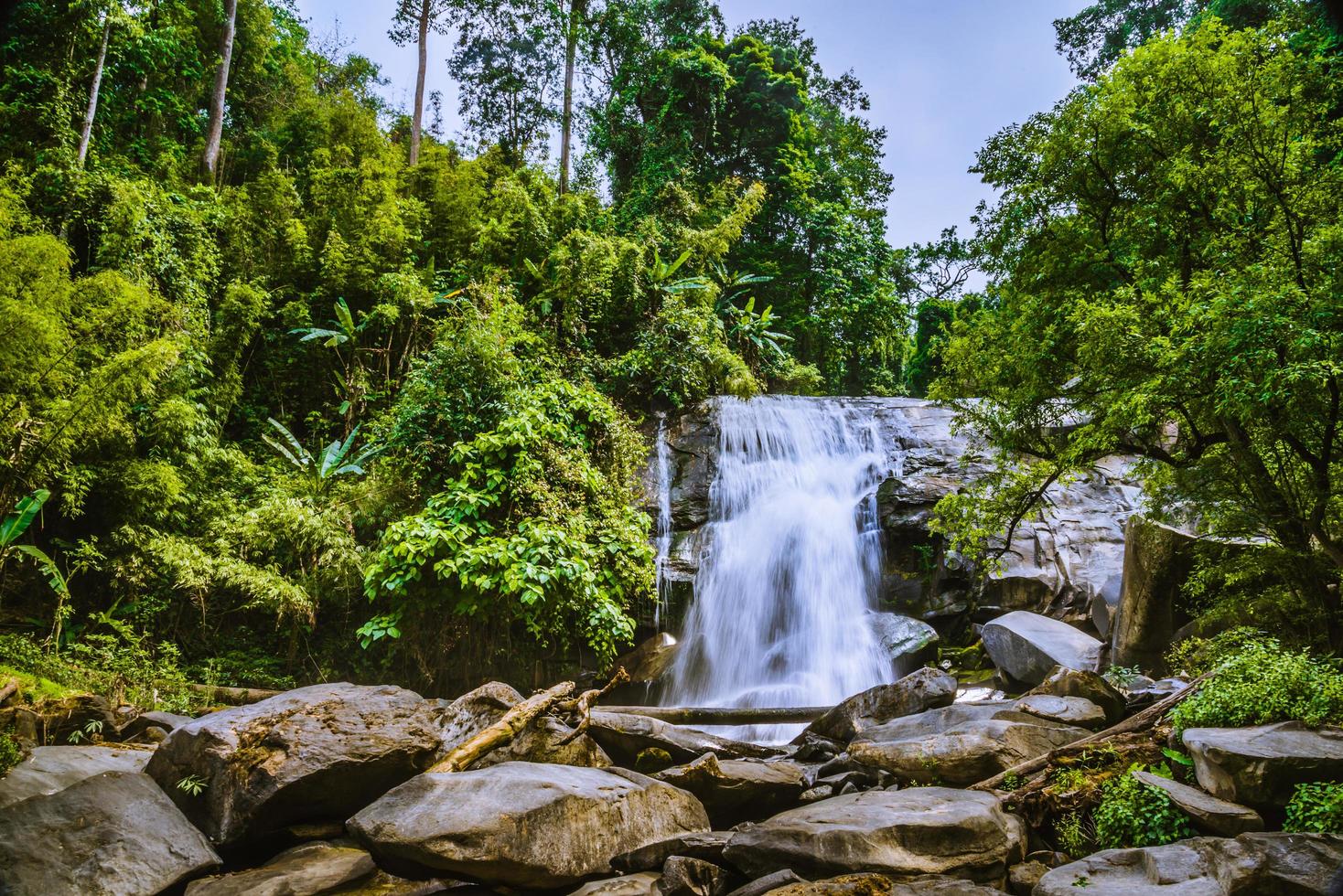 fond d'écran nature forêt colline cascade. Thaïlande doi inthanon. nature de voyage. voyager se détendre. cascade de siliphum. photo