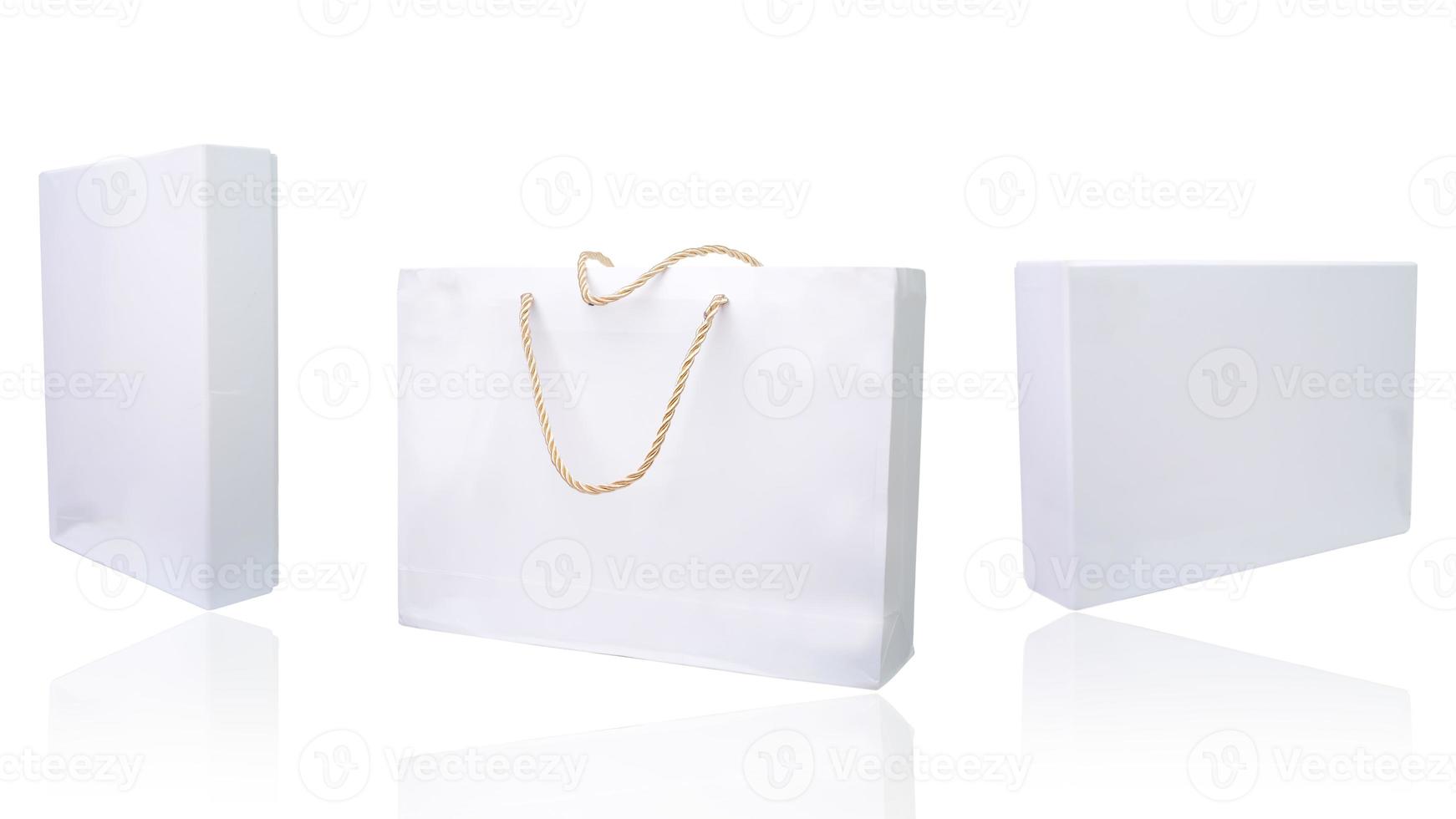 blanc papier carton achats sac avec blanc boîte isolé sur blanc Contexte pour La publicité et l'image de marque photo