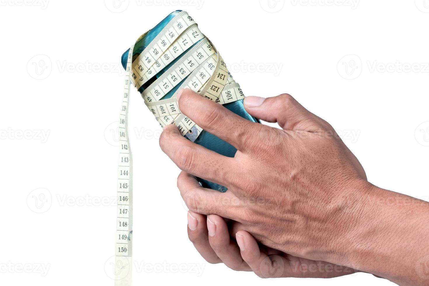 Masculin main en portant téléphone portable enveloppé avec mesure ruban isolé sur blanc Contexte photo