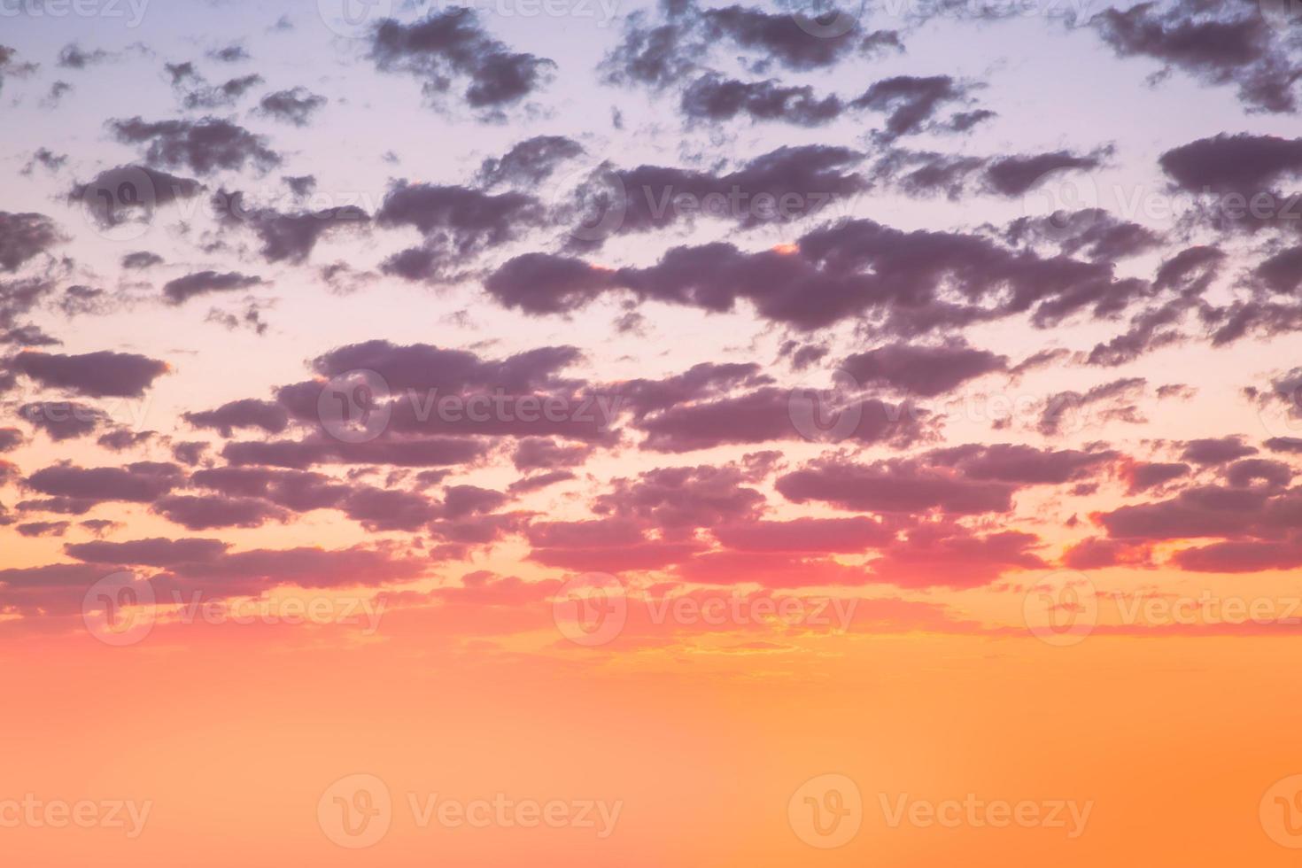 réel incroyable panoramique lever du soleil ou le coucher du soleil ciel avec doux coloré des nuages. longue panorama, surgir il photo