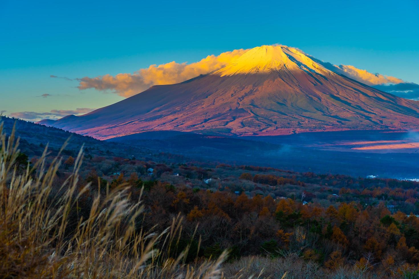 beau mt. Fuji au lac Yamanaka, Japon photo