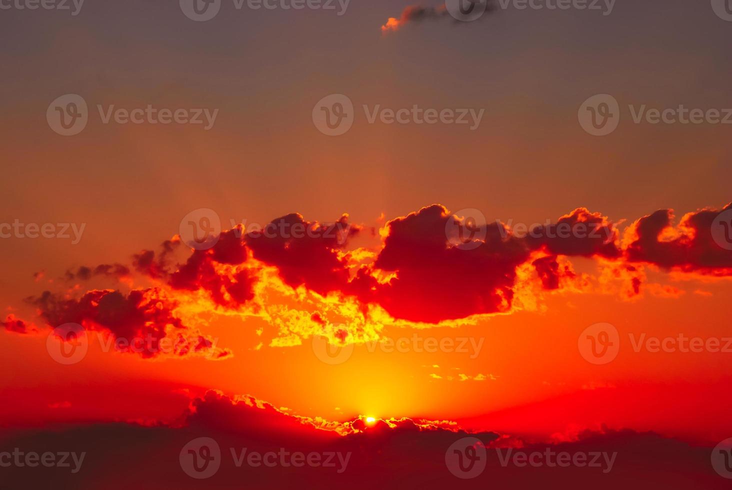 réel incroyable panoramique lever du soleil ou le coucher du soleil ciel avec doux coloré des nuages. longue panorama, surgir il photo