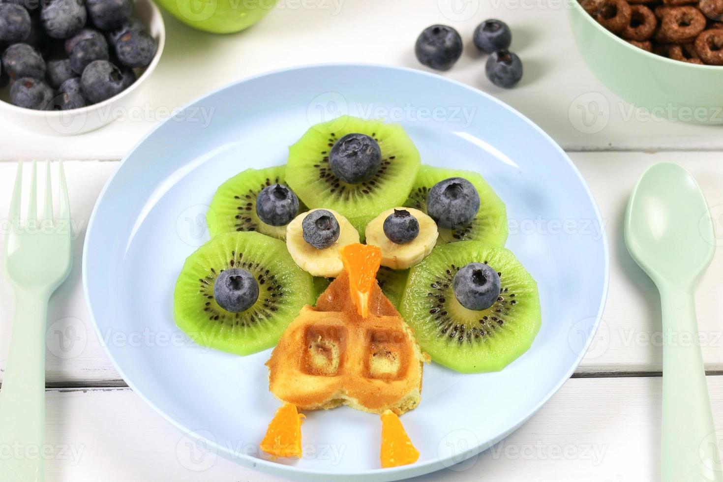 paon gaufre pour enfants petit déjeuner. adorable art nourriture pour des gamins dans le forme de animaux. une Créatif idée pour une amusement des gamins dessert ou petit déjeuner photo