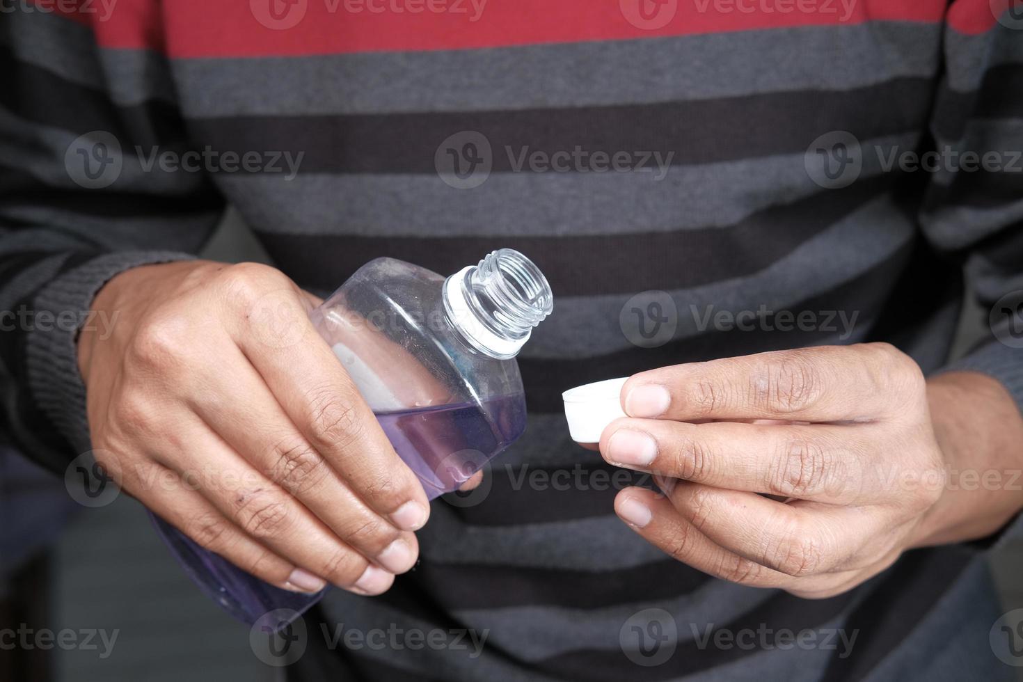 verser un bain de bouche violet dans le bouchon photo