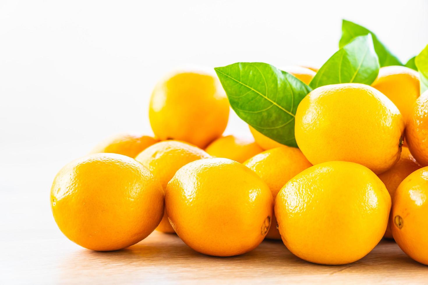 oranges fraîches sur la table photo