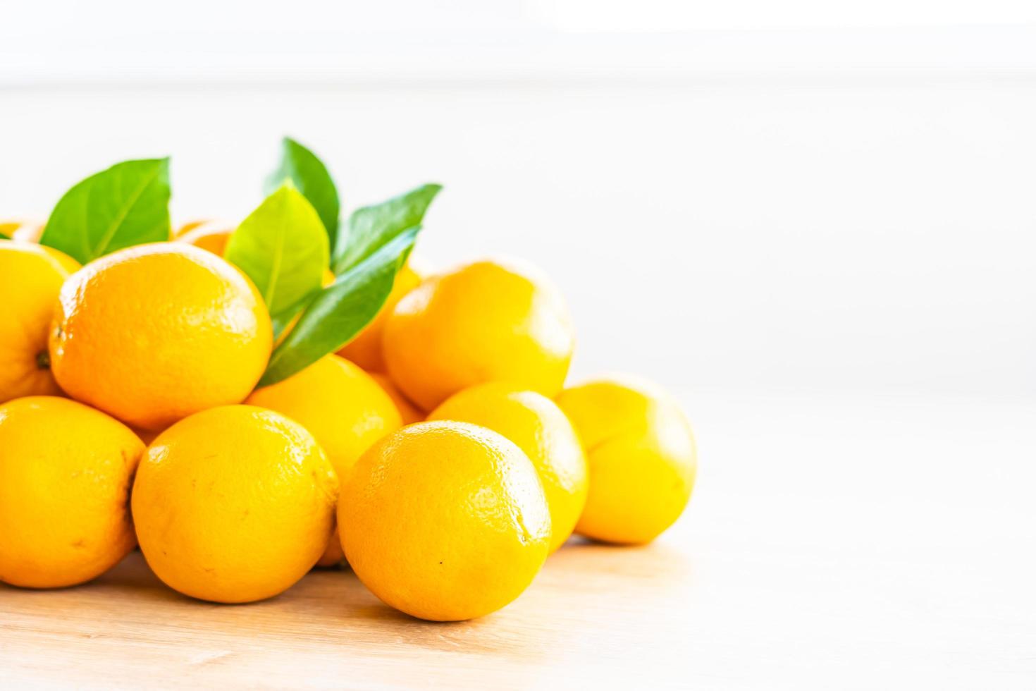 oranges fraîches sur la table photo