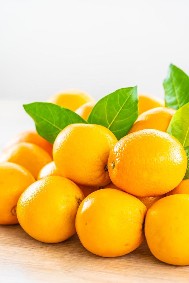 oranges fraîches sur la table photo