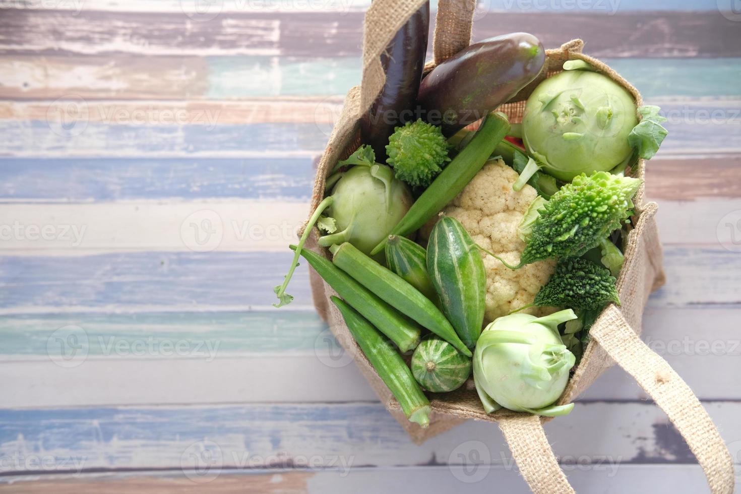 légumes dans un sac en papier photo