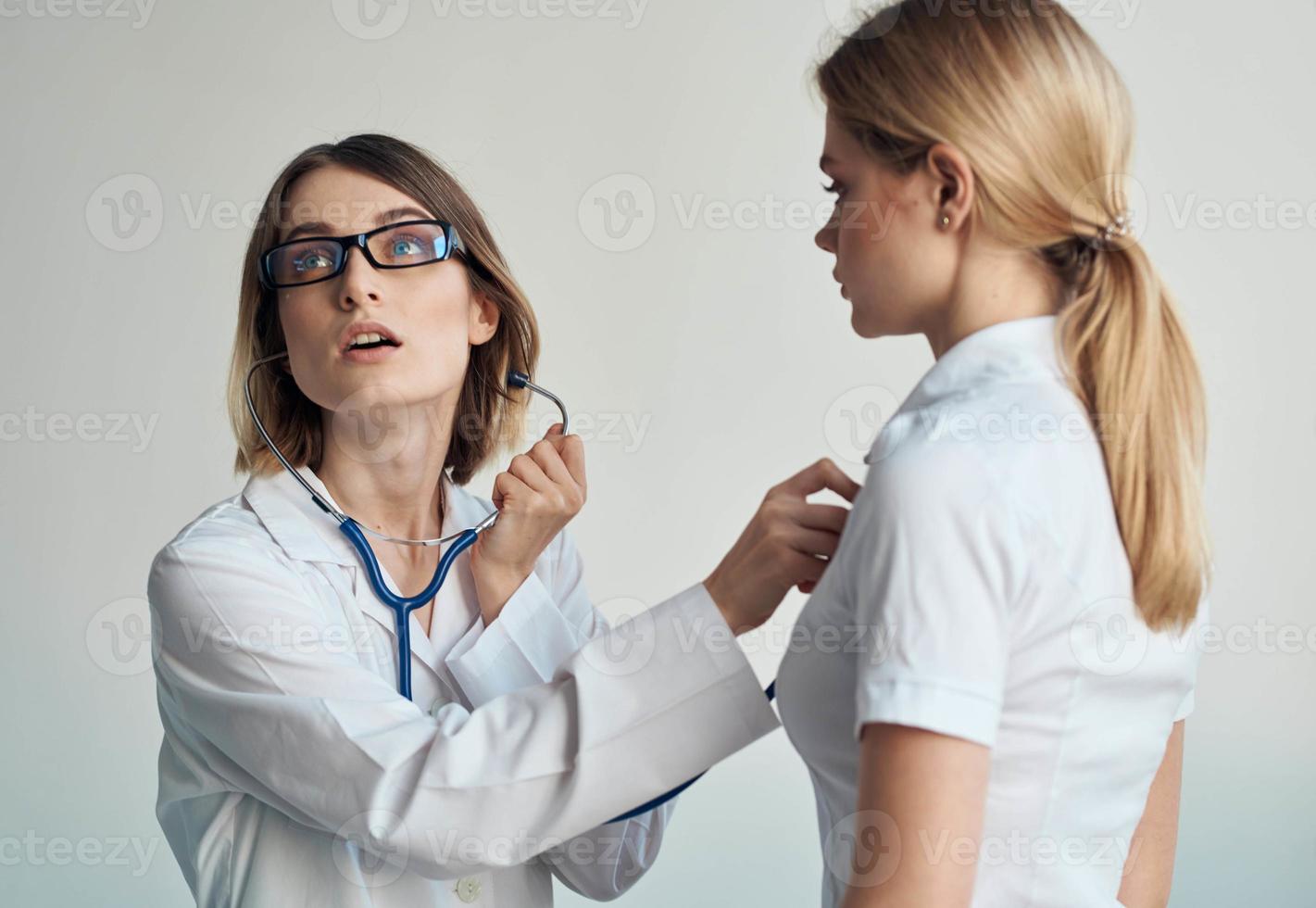 santé problèmes femelle patient et professionnel médecin des lunettes modèle stéthoscope photo