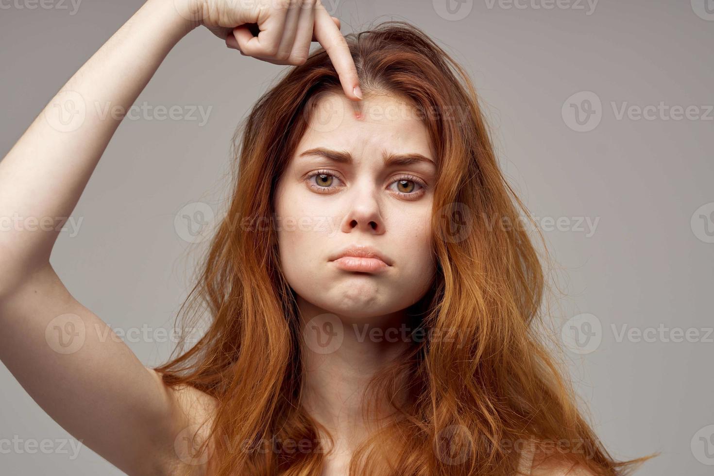 jolie femme cosmétologie peau se soucier la puberté isolé Contexte photo