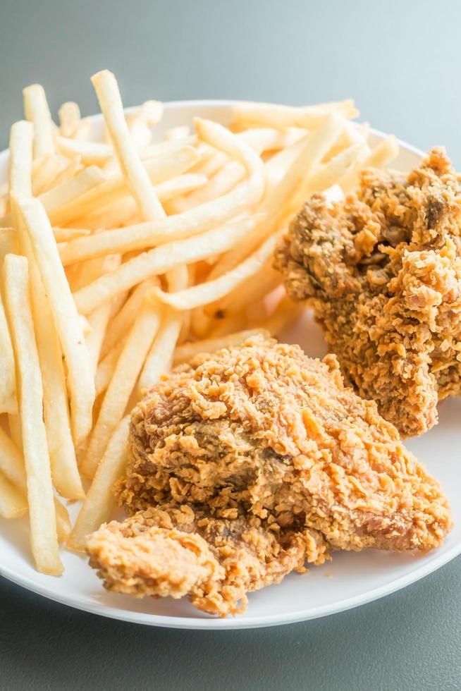 frites et poulet frit photo