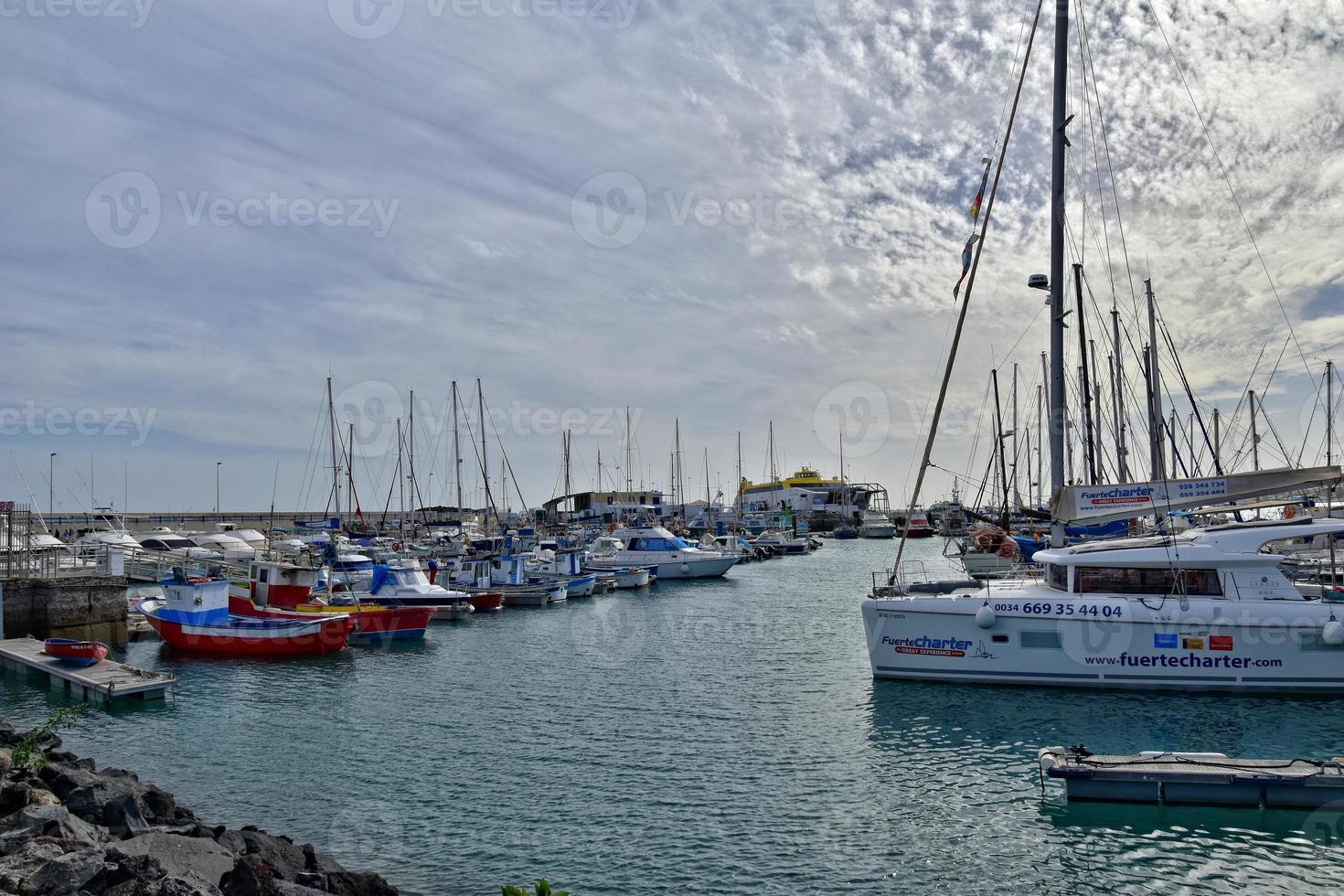 paysage avec port et yachts sur le Espagnol canari île de fuerteventura sur une ensoleillé journée photo