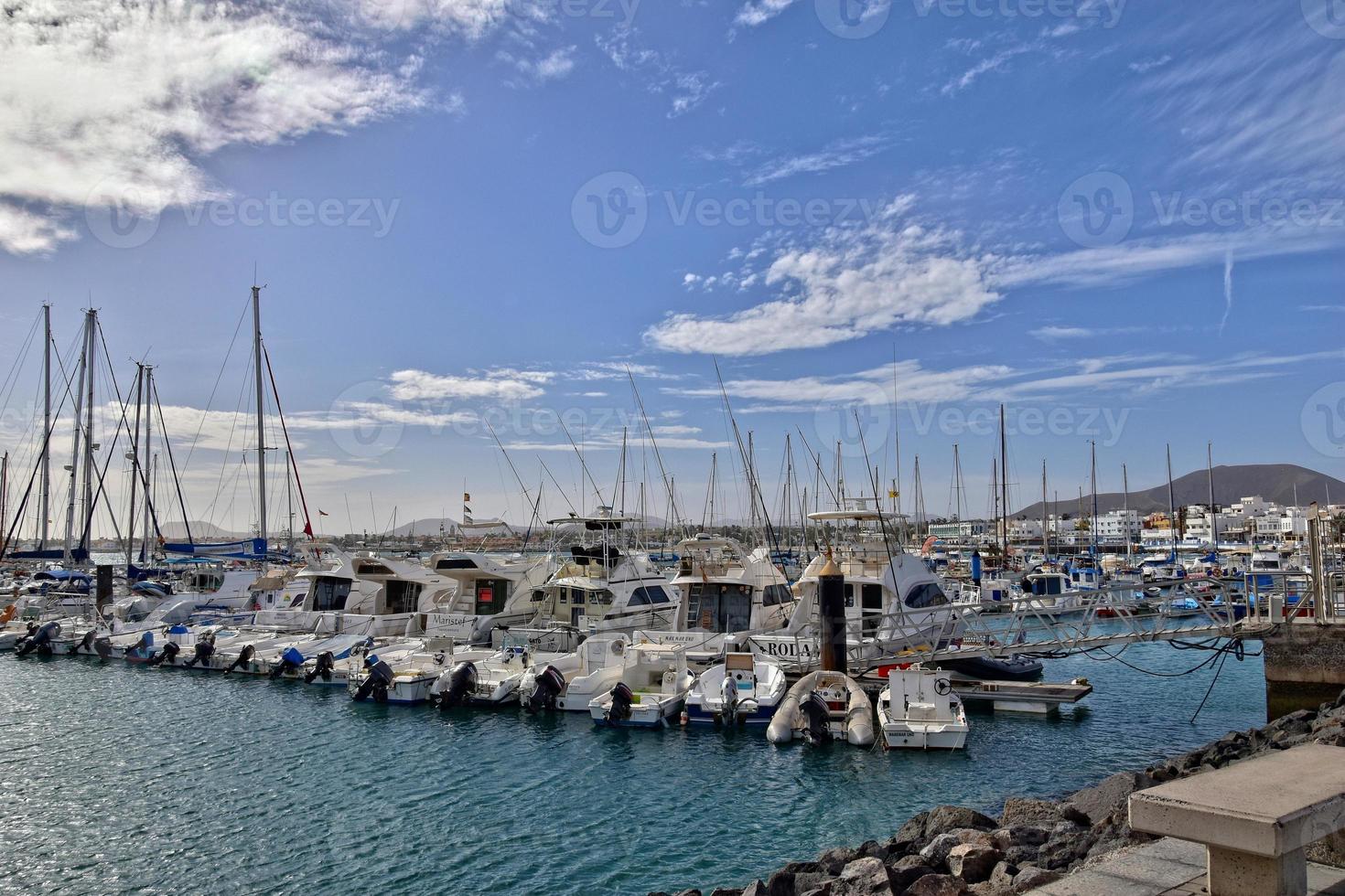 paysage avec port et yachts sur le Espagnol canari île de fuerteventura sur une ensoleillé journée photo