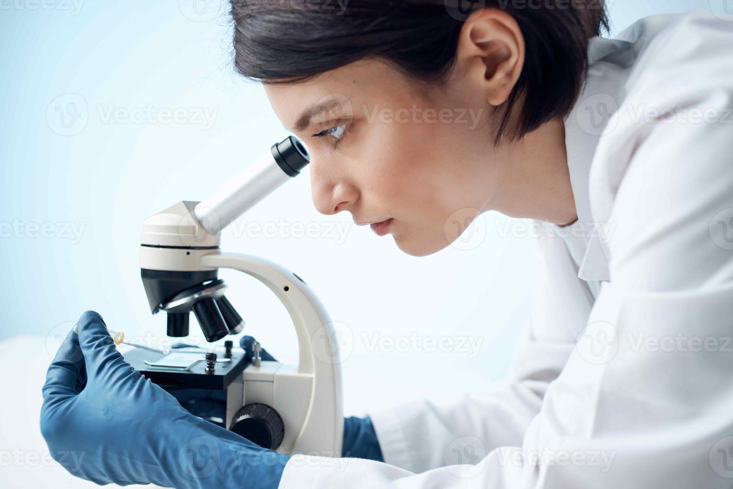 laboratoire assistant dans une blanc manteau recherche La technologie une analyse Diagnostique photo