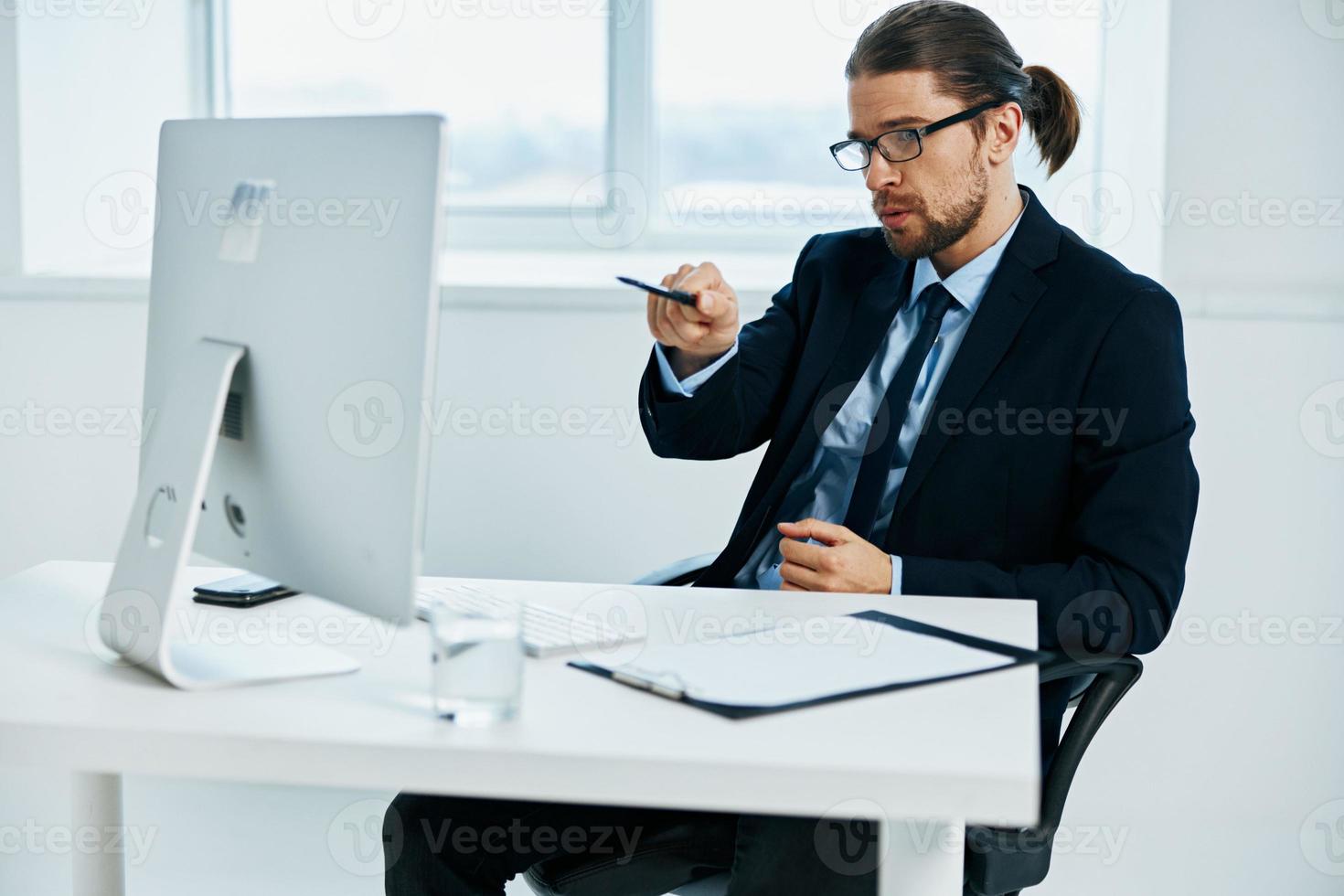 homme dans une costume un officiel est travail à le ordinateur exécutif photo