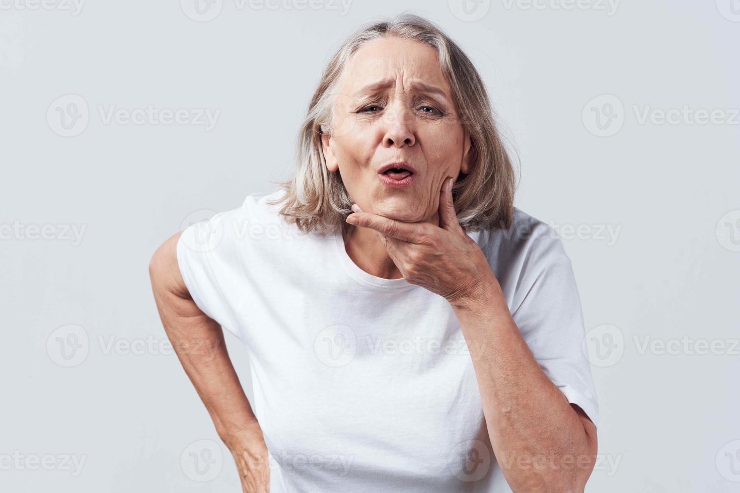 mécontent personnes âgées femme santé problèmes douleur traitement photo
