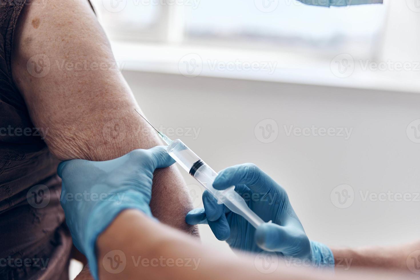 Masculin médecin donnant un injection vaccin passeport pandémie coronavirus photo