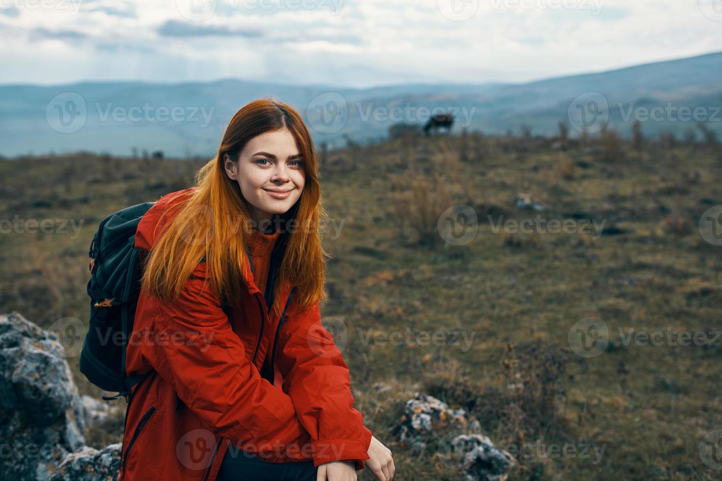 énergique femme dans chaud vêtements avec sac à dos Voyage tourisme  montagnes paysage retour vue 21991265 Photo de stock chez Vecteezy