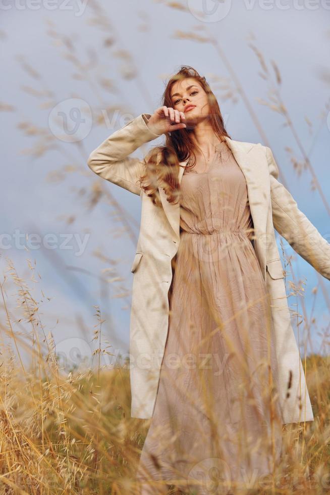 jolie femme blé campagne paysage liberté interminable champ photo