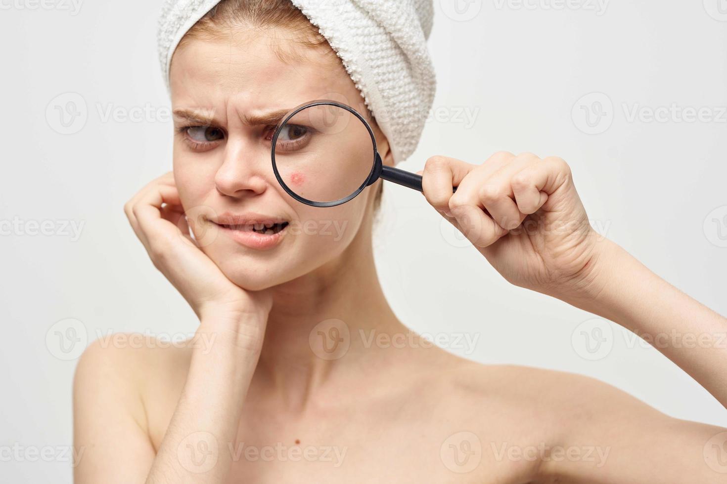 jolie femme avec une grossissant verre dans main dermatologie isolé Contexte photo