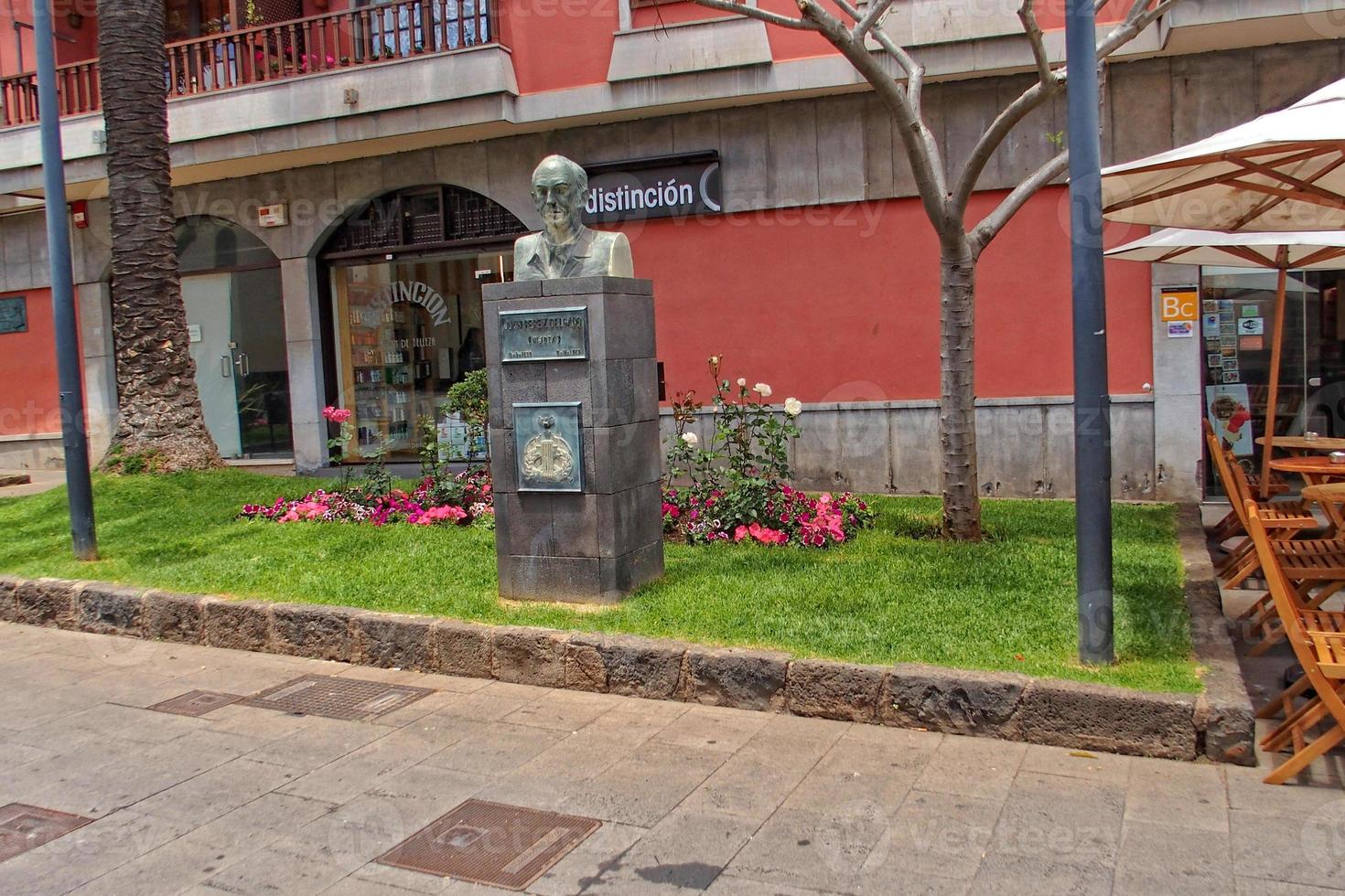 des rues avec historique bâtiments sur le Espagnol canari île Tenerife dans le ancien Capitale photo