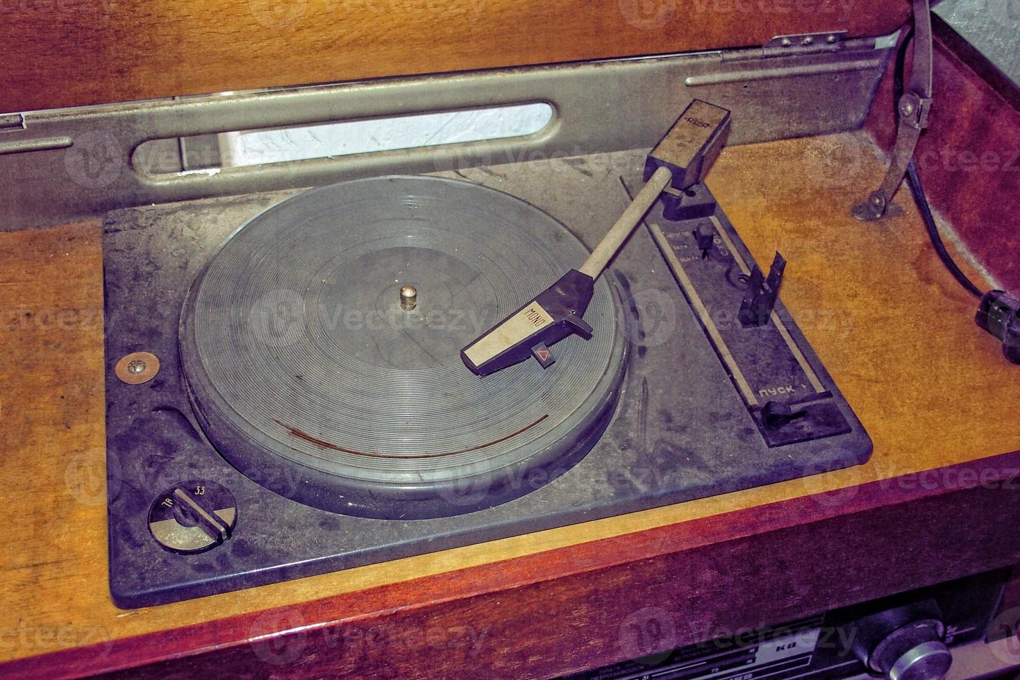 vieux ancien gramophone avec une noir vinyle enregistrer, photo