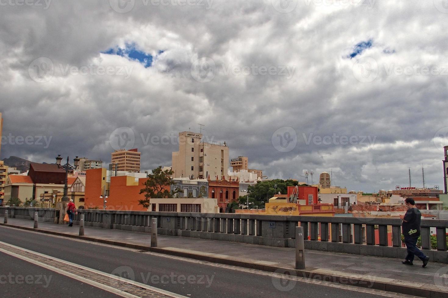 intéressant coloré vacances Maisons dans le des rues de le Espagnol ville de sanca cruz dans Tenerife photo