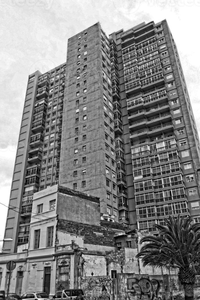 intéressant coloré vacances Maisons dans le des rues de le Espagnol ville de sanca cruz dans Tenerife photo