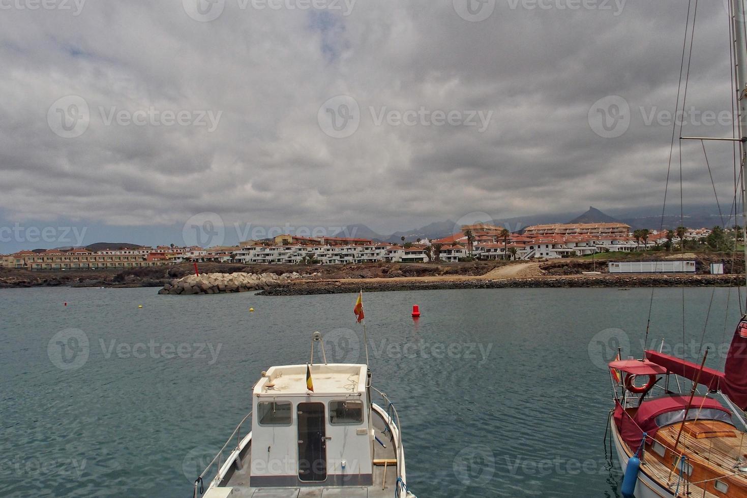 paysage marin surplombant le Port de Tenerife sur le Espagnol canari île sur une chaud été journée photo